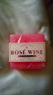 Zdjcie osoby, ktra kupia Mydo o zapachu wina ROSE WINE prezent dla niej