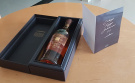 Zdjcie osoby, ktra kupia Whisky na prezent Glenmorangie z personalizowan kartk PREZENT DLA BIZNESMENA