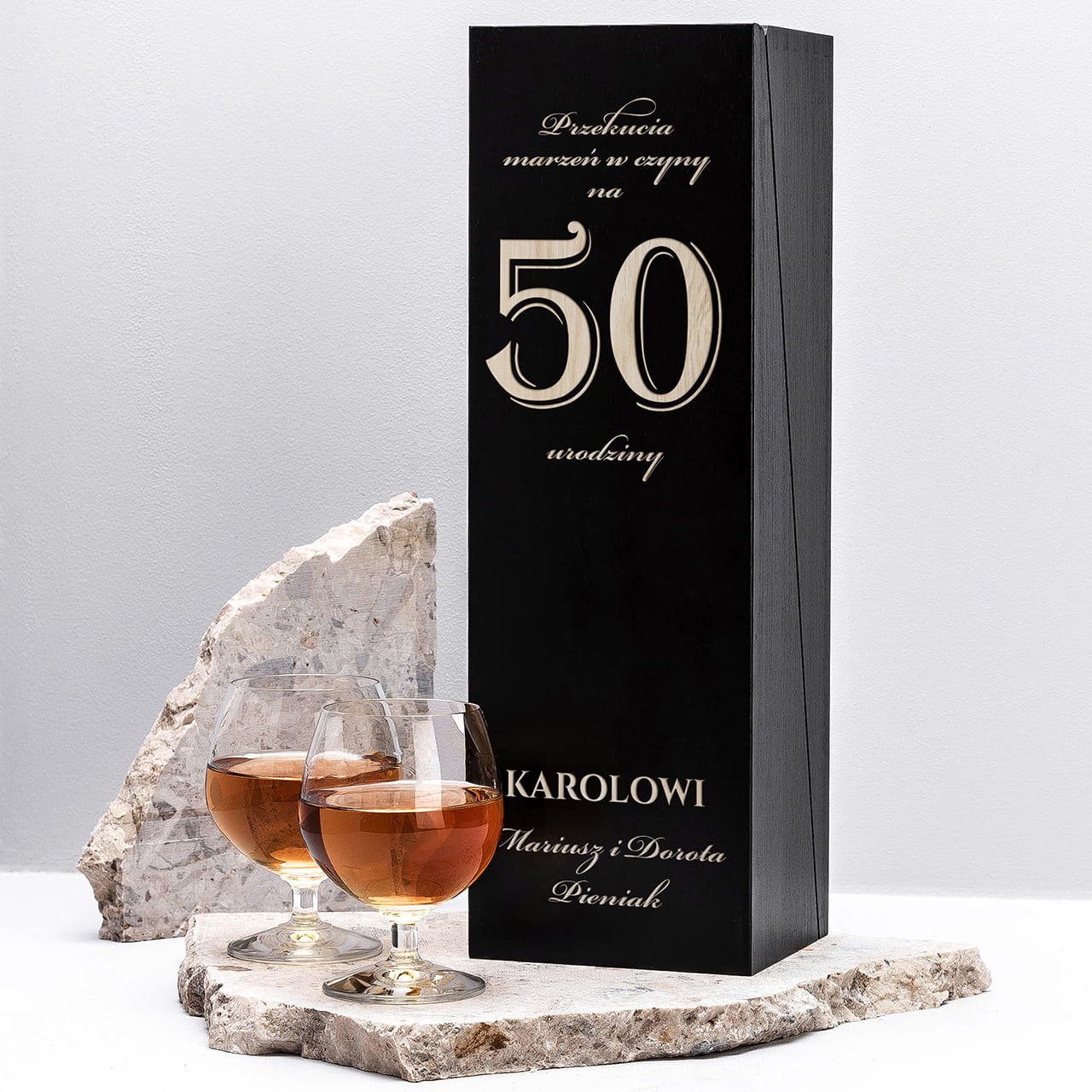 Prezent Na Urodziny 50 Latka Koniak w skrzynce z grawerem ELEGANCKI PREZENT NA 50 URODZINY