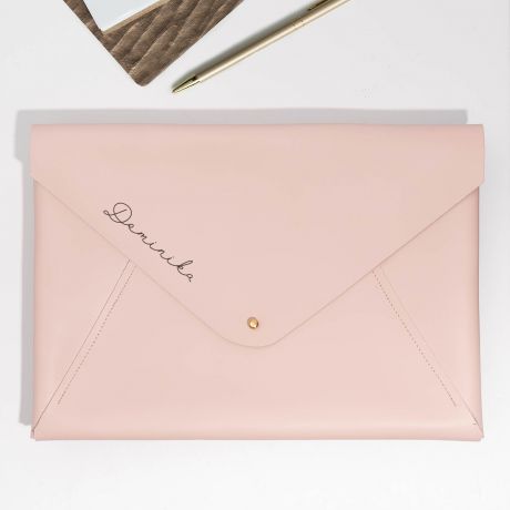 Skórzany case na laptopa Z IMIENIEM różowy