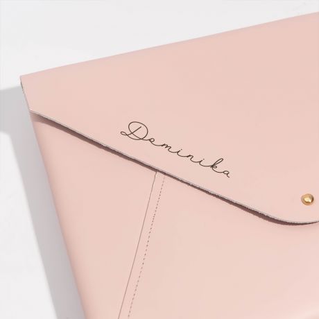 Skrzany case na laptopa Z IMIENIEM rowy