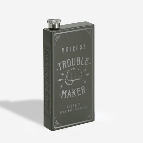 Grawerowana piersiwka na alkohol TROUBLE MAKER prezent dla faceta