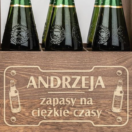 Grawerowane nosido na piwo ZAPASY NA CIʯKIE CZASY prezent dla mczyzny skrzynka na piwo