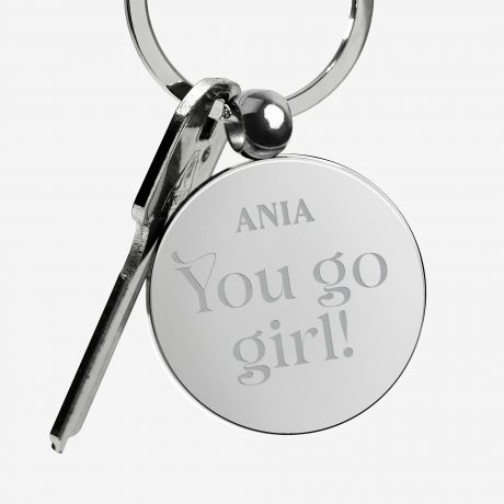 Grawerowany brelok do kluczy dla kobiety YOU GO GIRL
