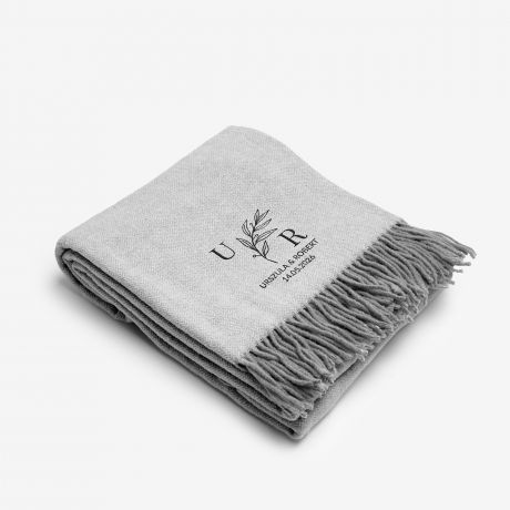 We�niany koc z haftem PREZENT Z OKAZJI ROCZNICY �LUBU