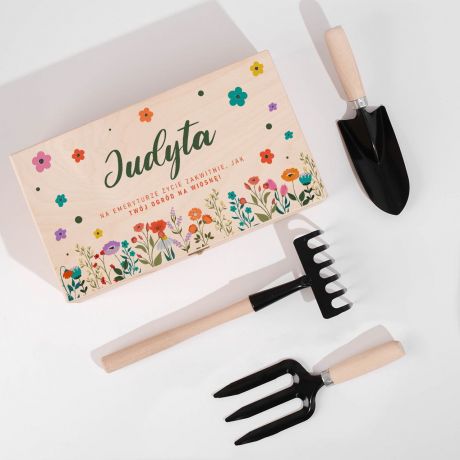 Narz�dzia ogrodowe w skrzynce PERSONALIZOWANY PREZENT Z OKAZJI PRZEJ�CIA NA EMERYTUR� prezent dla emeryta