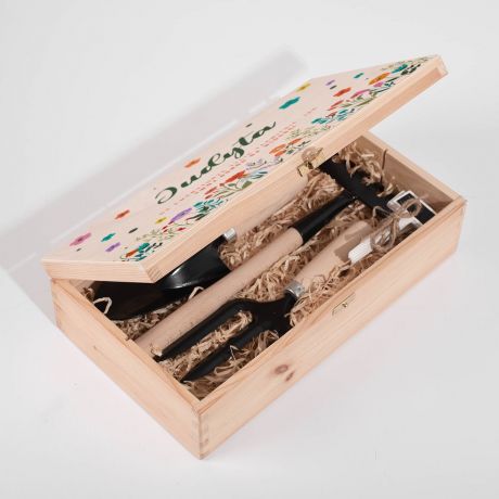 Narz�dzia ogrodowe w skrzynce PERSONALIZOWANY PREZENT Z OKAZJI PRZEJ�CIA NA EMERYTUR� prezent dla emeryta