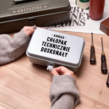 Personalizowana skrzynka szara TECHNICZNIE DOSKONAY praktyczny prezent dla chopaka