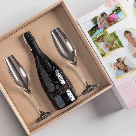 Prosecco z kieliszkami elegancki prezent na 50 urodziny dla niej