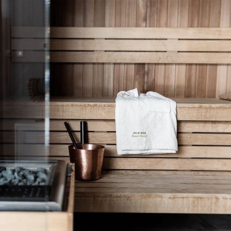 R�cznik do saunowania z  haftem CLUB prezent na urodziny