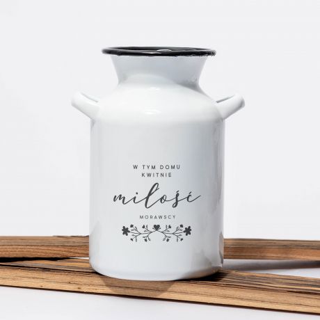 Metalowy wazon personalizowany W TYM DOMU KWITNIE MIO