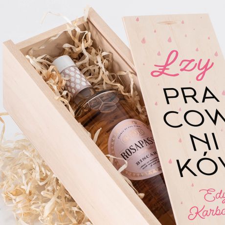 Wino w skrzynce drewnianej �ZY PRACOWNIK�W prezent dla szefowej wino na prezent wino w skrzynce