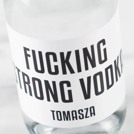 Wdka z personalizowan etykiet FUCKING STRONG VODKA