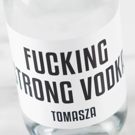 Wdka z personalizowan etykiet FUCKING STRONG VODKA