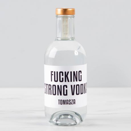 Wdka z personalizowan etykiet FUCKING STRONG VODKA