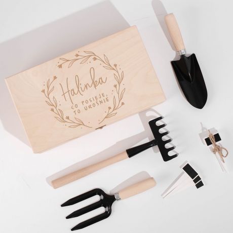 Zestaw narz�dzi ogrodowych w skrzynce CO POSIEJE TO URO�NIE