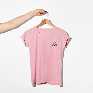 Bawełniany t-shirt damski PREZENT DLA KOLARKI z haftem jasnoróżowy