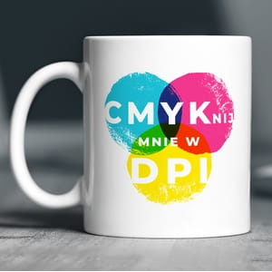 Kubek z nadrukiem CMYKNIJ MNIE W DPI prezent dla grafika