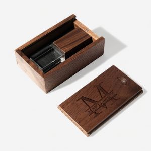 Pendrive drewniany MONOGRAM przydatny prezent dla szefa