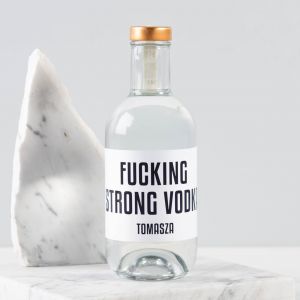 Wódka z personalizowaną etykietą FUCKING STRONG VODKA