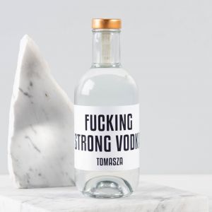 Wdka z personalizowan etykiet FUCKING STRONG VODKA