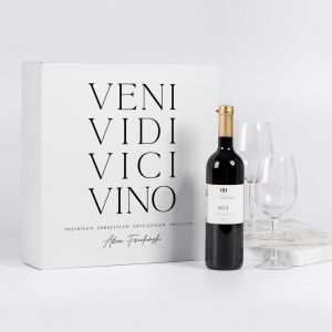 Czerwone wino z kieliszkami PREZENT NA OBRON MAGISTERKI