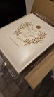 Zdjcie osoby, ktra kupia Album komunijny z dedykacj KOMUNIA W. prezent od chrzestnej