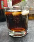 Zdjcie osoby, ktra kupia Grawerowana szklaneczka do whisky URODZINOWY PREZENT DLA MʯCZYZNY