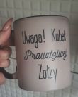 Zdjcie osoby, ktra kupia Magiczny kubek z wasnym nadrukiem TWJ TEKST