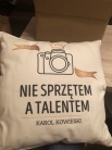 Zdjcie osoby, ktra kupia Poduszka z nadrukiem PREZENT DLA FOTOGRAFA