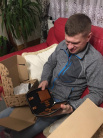 Zdjcie osoby, ktra kupia Skrzany organizer z grawerem INICJAY elegancki prezent dla niego