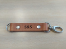 Zdjcie osoby, ktra kupia Brelok DLA CHOPAKA personalizowany prezent dla chopaka na urodziny