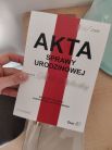 Zdjcie osoby, ktra kupia mieszna kartka dla adwokata AKTA na urodziny