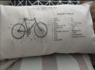 Zdjcie osoby, ktra kupia Poduszka z nadrukiem ANATOMIA ROWERU prezent na urodziny rowerzysty