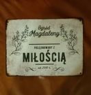 Zdjcie osoby, ktra kupia Personalizowana tabliczka do ogrodu PIELGNOWANY Z MIOCI